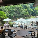 野外テラス 水の音 - 入口から見た景色