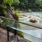 野外テラス 水の音 - テーブルも足元もガラスで、外が良く見える