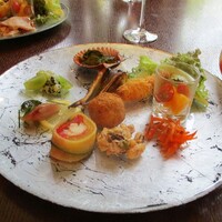 THE FUNATSUYA - 前菜：美味しいオードブルが 色鮮やかに盛り付けられています。どれから頂くか迷ってしまいますネ！ 介類は、南伊勢の競りから直接買い付けてみえるそうです。　　　　　2020.08.10