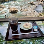 野外テラス 水の音 - 敷地内で焼かれてるおやきと共に