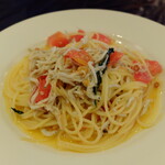 トラットリア・イタリア - “しらすとフレッシュトマトのペペロンチーノ”