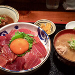 めしの助 - 生本まぐろの漬け丼(大)、豚汁、漬物、山葵
      牛すじ味噌煮