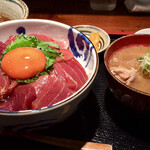 めしの助 - 生本まぐろの漬け丼(大)
      豚汁