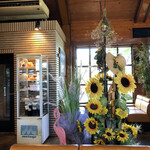 カフェド伊万里 - 店内には向日葵が飾ってあり中々雰囲気が良いね！