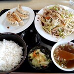 Saika - 野菜炒め餃子定食(950円也) 野菜炒めというよりもやし炒め？