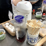 日の出製麺所 - テーブルの上にはトッピングと薬味