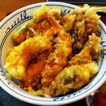 Oomori - 天丼のアップ、内容は海老２尾、茗荷２個、ピーマン２個、玉葱、茄子、舞茸と豪華です。