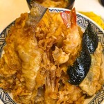Ten Hama - ランチ天丼 ご飯大盛り ¥650＋100  以前に出されたイカが古いことがあってから久しぶりの訪問。天丼初めてですが、衣が天つゆでブヨブヨなので定食がいいかも。ご飯も柔らかい。でもコスパは最高。
