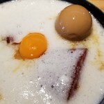 ラーメン巌哲 - 鮪山＋半熟煮玉子トッピング