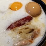 ラーメン巌哲 - 鮪山＋半熟煮玉子トッピング