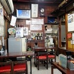 酔來軒 - テーブル席の奥に調理場あり☆