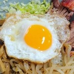 酔來軒 - 半熟目玉焼きに・・・