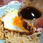 酔來軒 - 適度にタレを掛けて・・・