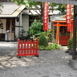 Obana - 2012.6 門の外から撮影した店舗外観、敷地内には神社もあります