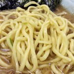 ラーメン六角家 - 酒井の中太麺は気持ち硬め。