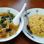 中華料理たつみ - チャーハンセット。半ラーメン。