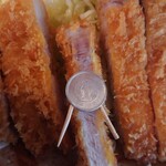 Tonkatsu Yoshie - ロースとんかつ定食1250円　肉の厚みは1cm（１円玉の直径は2cmジャストです）