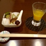 里葉亭 - 漬物盛り合わせ&食前酒(みかん酒)