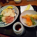 hombasanukiudommenkoubouwarakado - 週のセットメニューAのぶっかけうどんとミニ天丼