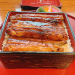 魚玉 - お重が他のお店よりもかなり大きくて、最初は
鰻の大きさ（200gオーバー）やご飯の量に感動
します。並盛でお重に3㎝くらいは入っています。