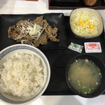 吉野家 - ネギ塩牛カルビ定食657円。