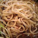 トムヤムらーめん　黒　麺アップ