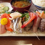 一力 - 左から、カジキ、サーモン、ホタテ、トリ貝、サヨリ、タチウオ、サザエ、甘エビ、カンパチ、赤貝、シャコ、イカ、マグロ