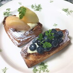 パンブティック ピエニュ - 「パンブティック ピエニュ」の桃のデニッシュ税別380円とブルーベリーのデニッシュ税別370円 2020.8.10撮影