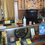 中村屋 - レジのあるカウンター、奥は厨房です