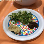 Doutomborikamukura - 別皿の薬味はネギ。生姜。梅カツオ