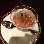 銀座アスター - トマトと前菜のマグロのコラーゲンとじゅんさいの甘酢和え