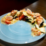 生ハムとワインのお店 piglet - 水ナス、無花果、キヌア、トマト、クラッシュアーモンドのインサラータ