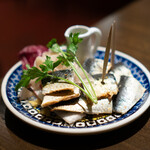 生ハムとワインのお店 piglet - 大羽イワシの自家製スモークと高知県産新生姜のソットアチェット添え