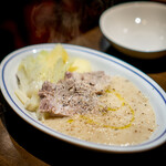 生ハムとワインのお店 piglet - 柔らか茹で塩豚とフィノッキオに 　コラーゲンたっぷりの黒胡椒風味のペアラソースがけ