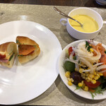 ワールドダイニング シーダパレス - 朝食ブュッフェでサンドイッチとサラダとスープ