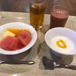 ワールドダイニング シーダパレス - 朝食ブュッフェのフルーツとヨーグルト他