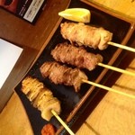 Yakitori Uneme - 塩焼セット、左から皮、タン、コメカミ、とり