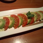 黒船 福岡天神店 - アボガトとトマトのサラダ