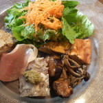プッチーロ - 前菜(奥）サラダ、手前左から、鶏レバーのクロスティー二、生ハム、豚のテリーヌ、茄子ときのこのマリネ、イタリアンオムレツ