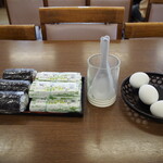 泉善 - テーブルには「巻寿司、早すし、ゆで玉子」が常備されている