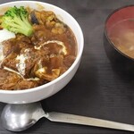 ぎのわんゆいマルシェ - がぶり食堂 なんこつソーキシチュー温玉丼