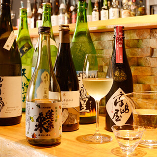 Enjoy carefully selected Japanese sake and wine that changes monthly with exquisite dishes.