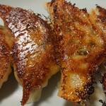 白樺 - 五個入りの餃子。一個食べちゃった(笑)