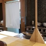 馳走 啐啄一十  - カウンターにはアクリル板が設置され、新型コロナの対策がなされています。