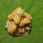 馳走 啐啄一十  - ①赤雲丹(長崎県壱岐島産)の寿司(赤酢)
      赤雲丹の産卵期は初秋～晩秋、旬は初夏～晩夏
      赤雲丹を舌の上に載せて5秒ホールド
      優しく爽やかな甘さが拡がります♪
      シャリは穏やかな赤酢で硬さは普通くらい