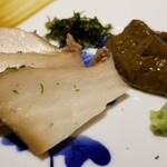 馳走 啐啄一十  - ②煮黒鮑(島根県産)、肝&摺り潰し茹で卵白の合わせソース、肝醤油添え
      産卵期は秋～冬、旬は初夏～夏
      90℃で5時間煮られ、なめらかに軟らかく、噛むほどに旨みが拡がります