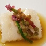 馳走 啐啄一十  - ③加賀蓮根(石川県産)のお餅、つるがさきの花(徳島県産)を載せて
      丁寧に摺り降ろした加賀蓮根はつなぎ無し口の中で優しい甘さが拡がります
      つるがさきの花は初体験
      青い味わいが独特で面白い