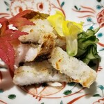 馳走 啐啄一十  - ④鱧(愛媛県伊予灘産)の焼き霜
      産卵期は夏、旬は初夏と晩秋の2回。
      丁寧に骨切り後、表面をパリッと炭火で焼いてありますが、中身はしっとりとした食感が残っており、複雑な味わいが楽しめます