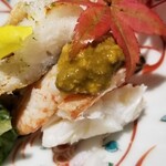 馳走 啐啄一十  - ⑤毛蟹(北海道噴火湾産)の身と蟹味噌
      産卵期は晩秋～晩冬、旬は2回
      親蟹が美味しい晩秋～晩冬、若蟹らしい甘さが際立つ春から秋。
      蟹味噌を少し付けて食べるとコクが加わります。