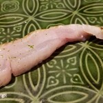 馳走 啐啄一十  - ⑩炙り赤鯥(静岡県駿河湾産、サスエ前田魚店、3日寝かせ)
      産卵期は初夏～初秋、旬は晩秋～晩冬
      脂のりは日本海>大平洋>東シナ海の順
      炙って脂を活性化、濃厚な旨みと甘み、口腔内に余韻を残します